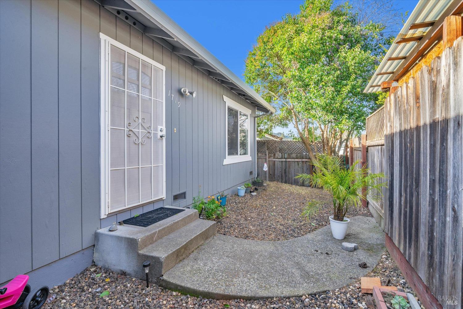 1717-1719 Mission Blvd