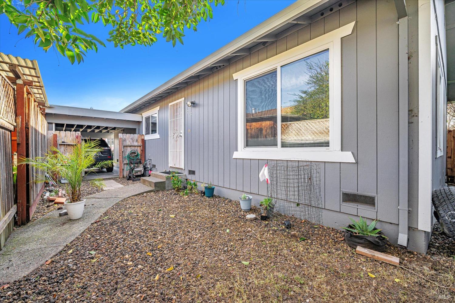 1717-1719 Mission Blvd