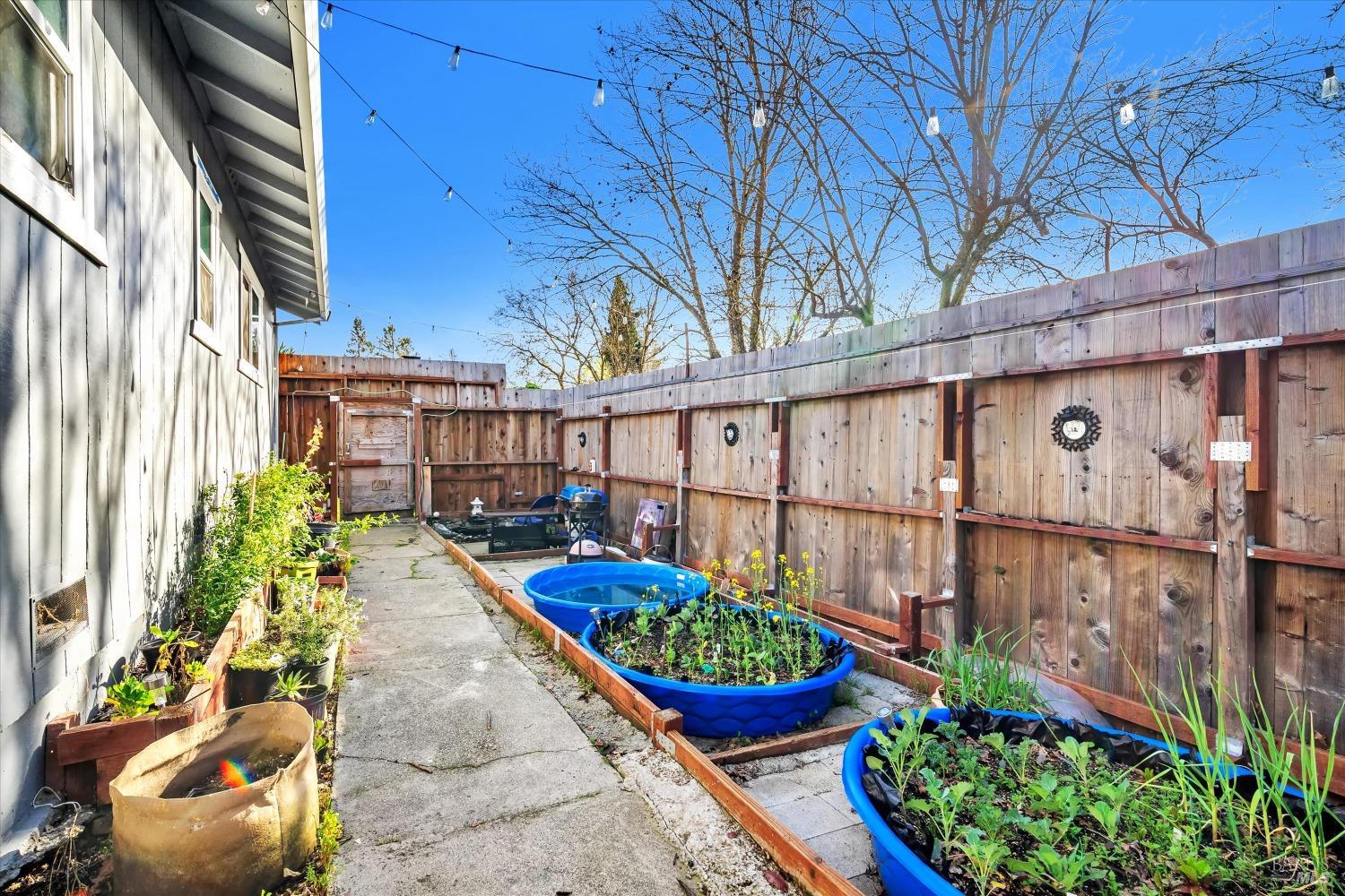 1717-1719 Mission Blvd