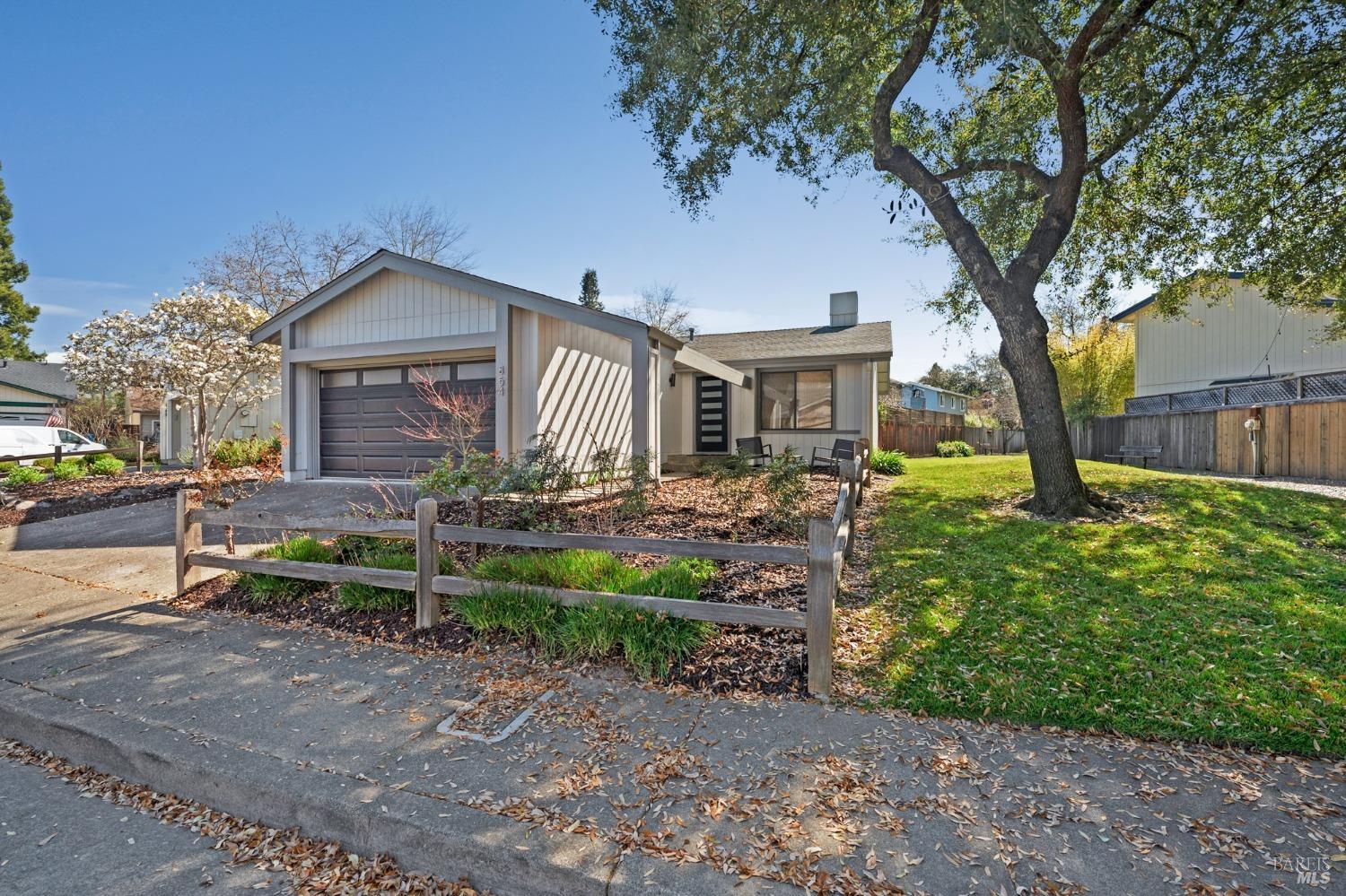 854 Falcon Way