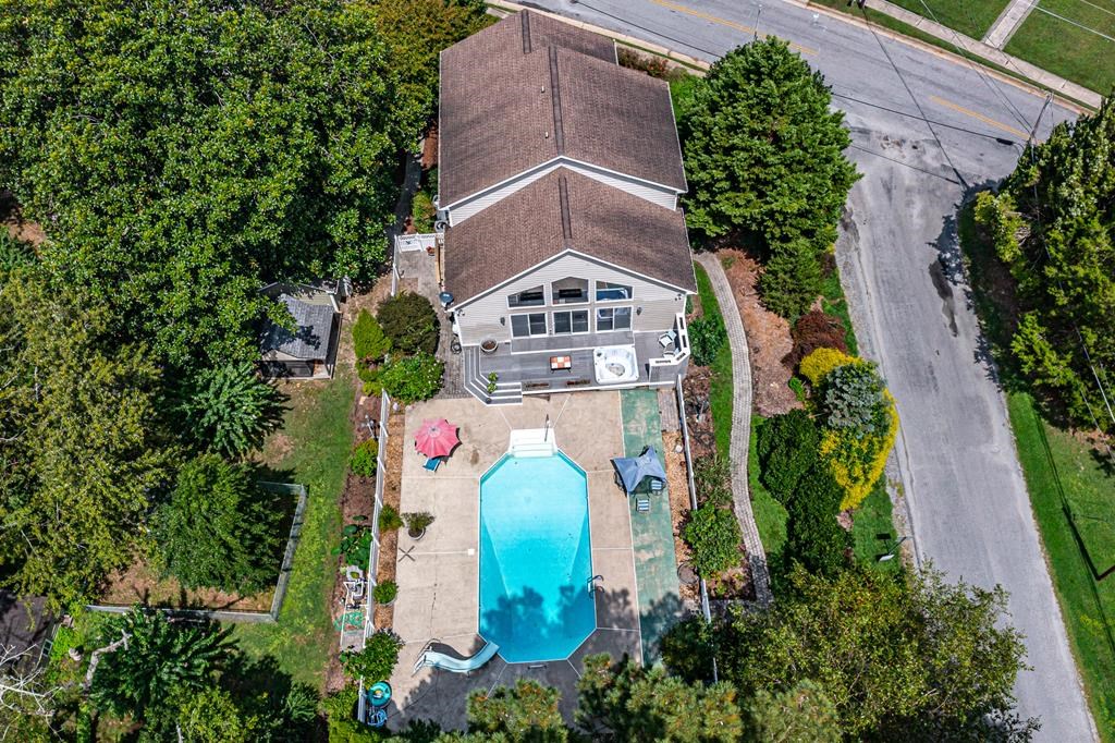 86 Waverly Avenue