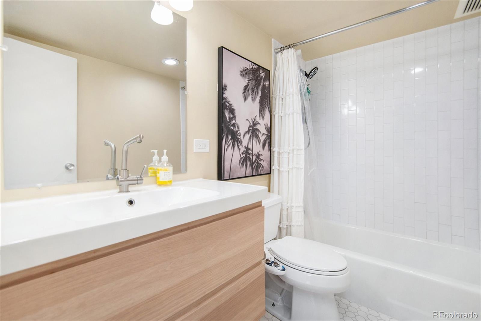 669 N Washington Street Unit: 201