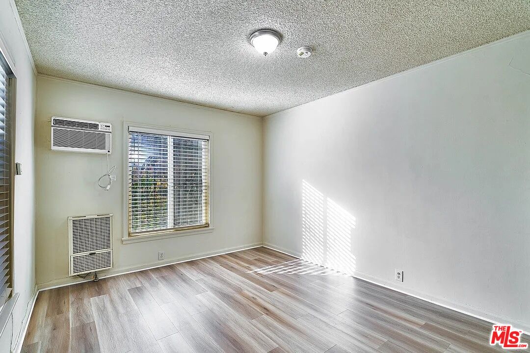 1046 S Kenmore Ave