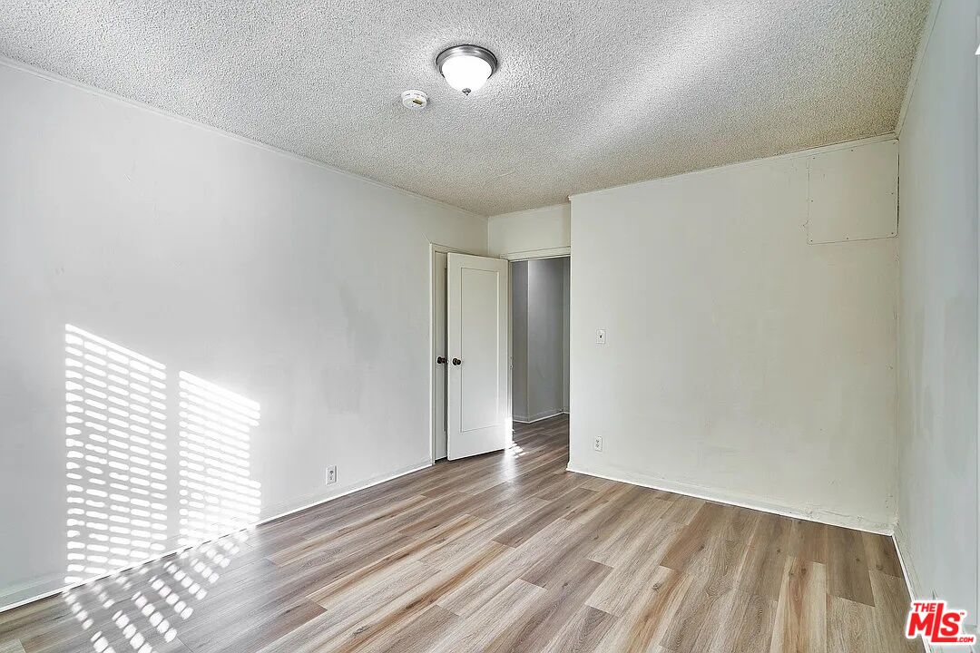1046 S Kenmore Ave