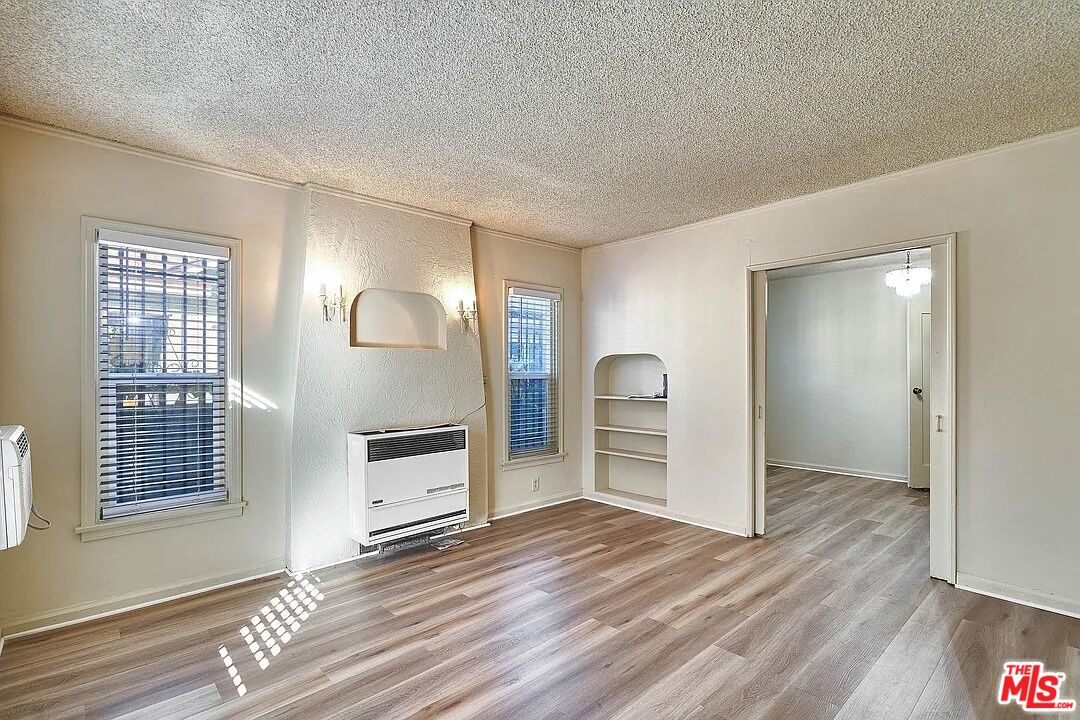 1046 S Kenmore Ave