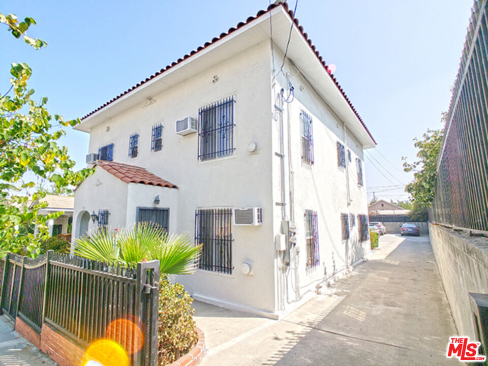 1046 S Kenmore Ave