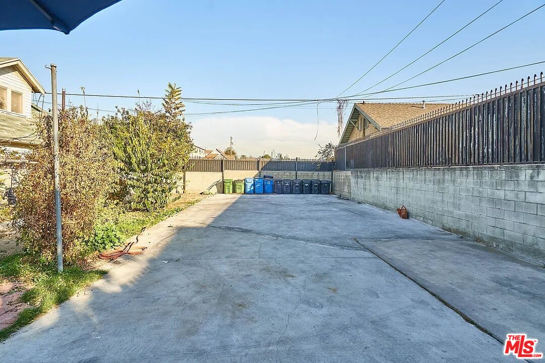 1046 S Kenmore Ave