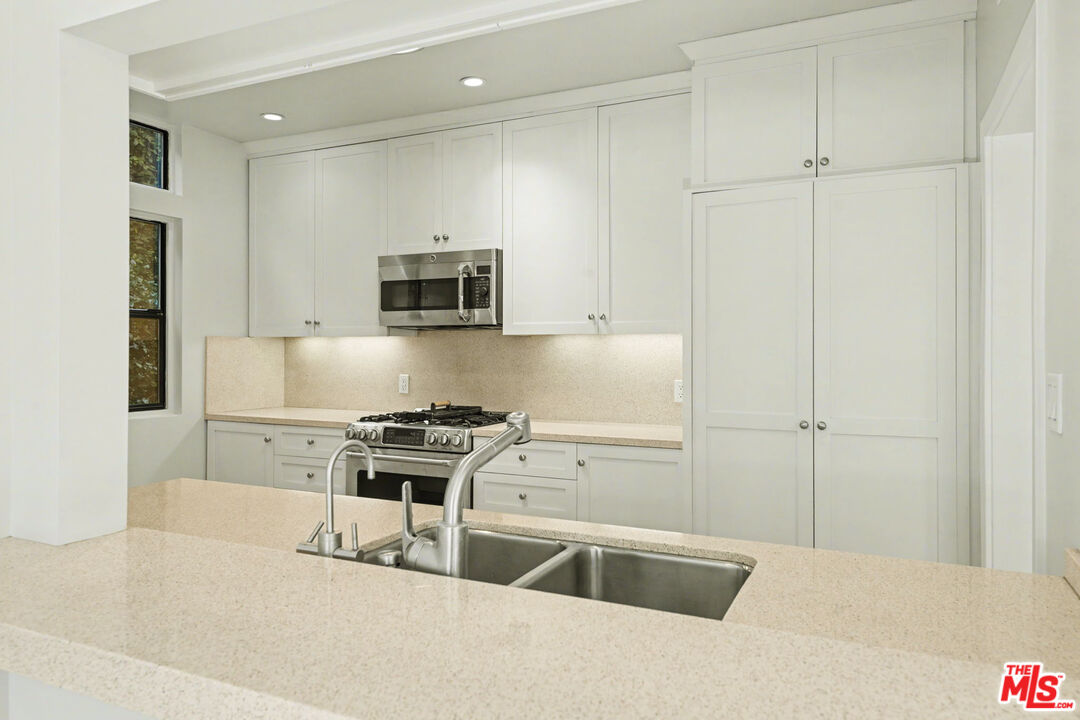 1021 Westmount Dr Unit: 102