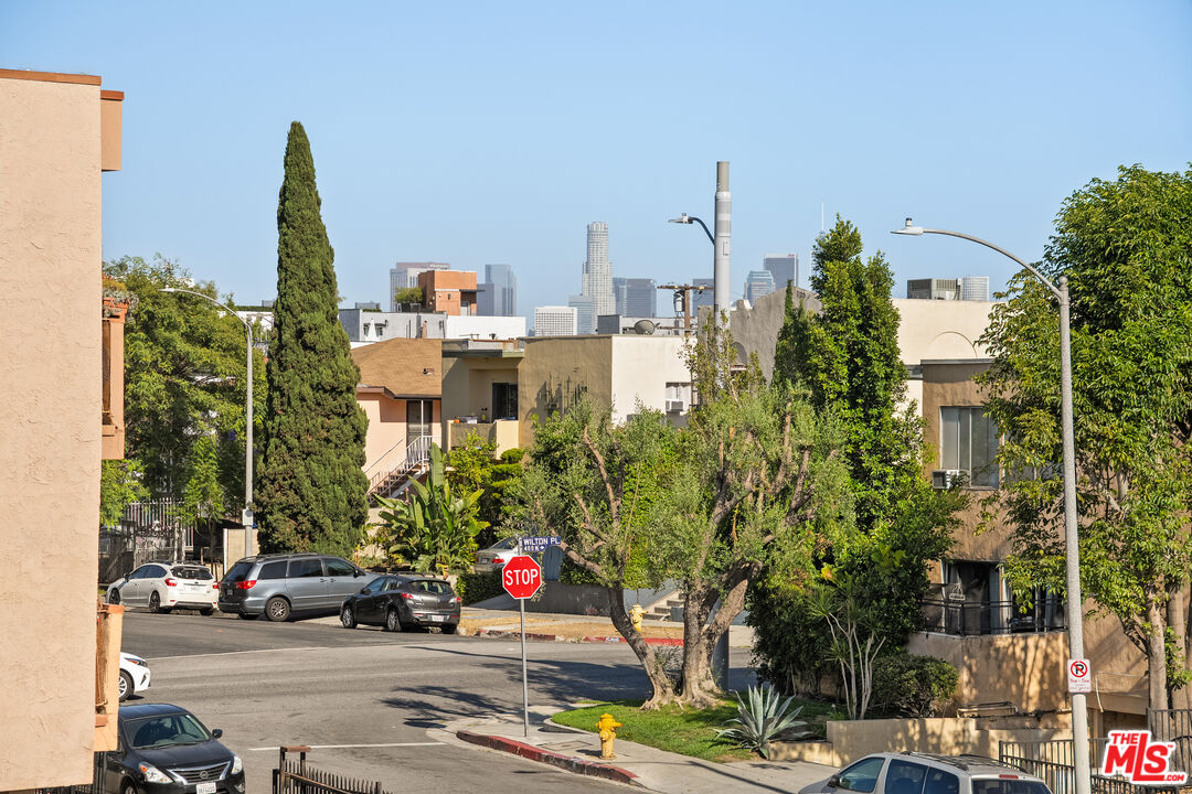 5037 Rosewood Ave Unit: 301