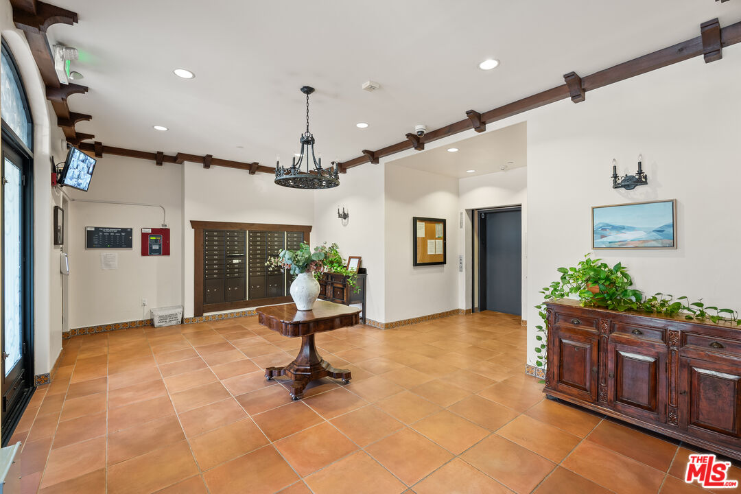 5037 Rosewood Ave Unit: 301