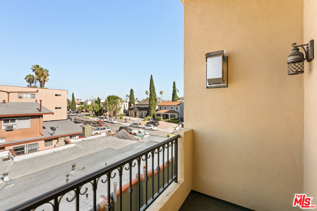 5037 Rosewood Ave Unit: 301