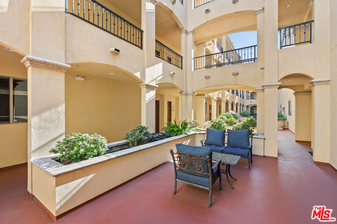 5037 Rosewood Ave Unit: 301