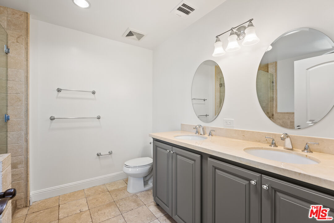 5037 Rosewood Ave Unit: 301