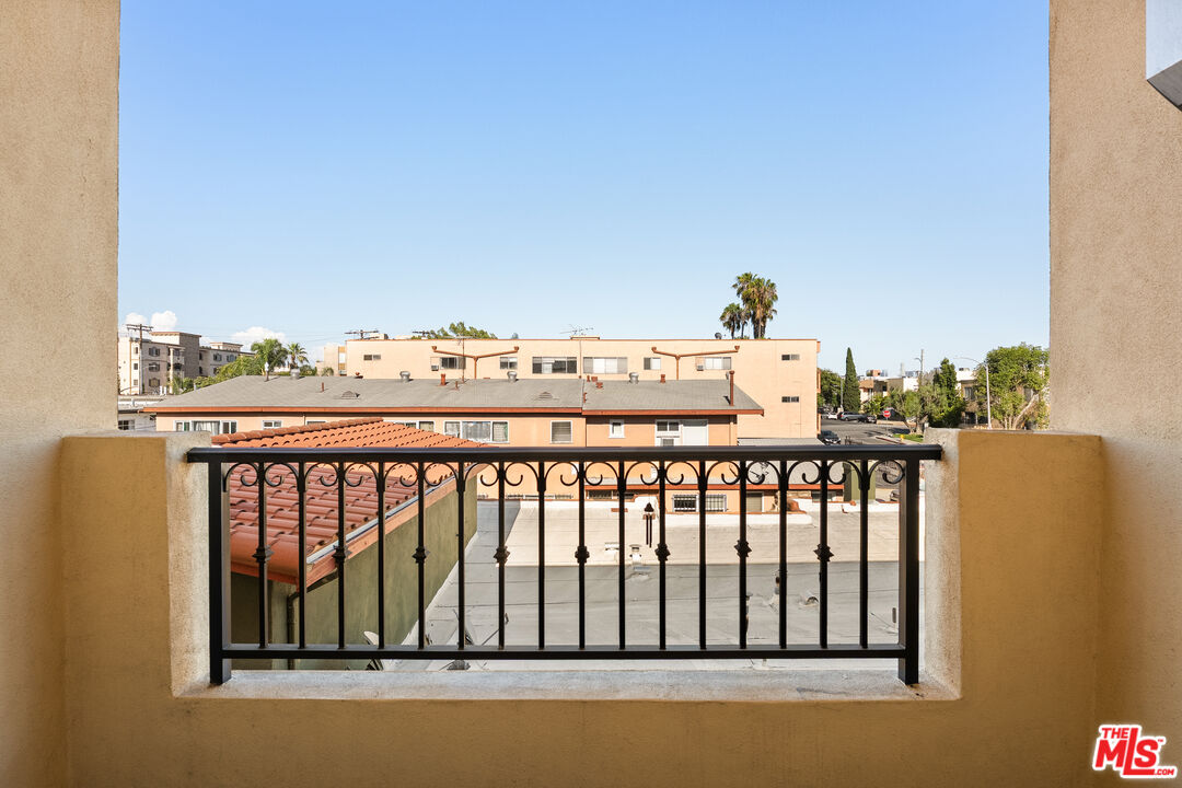 5037 Rosewood Ave Unit: 301