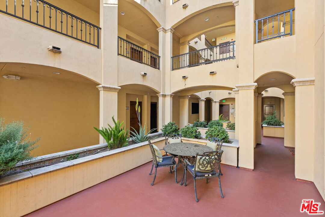 5037 Rosewood Ave Unit: 301