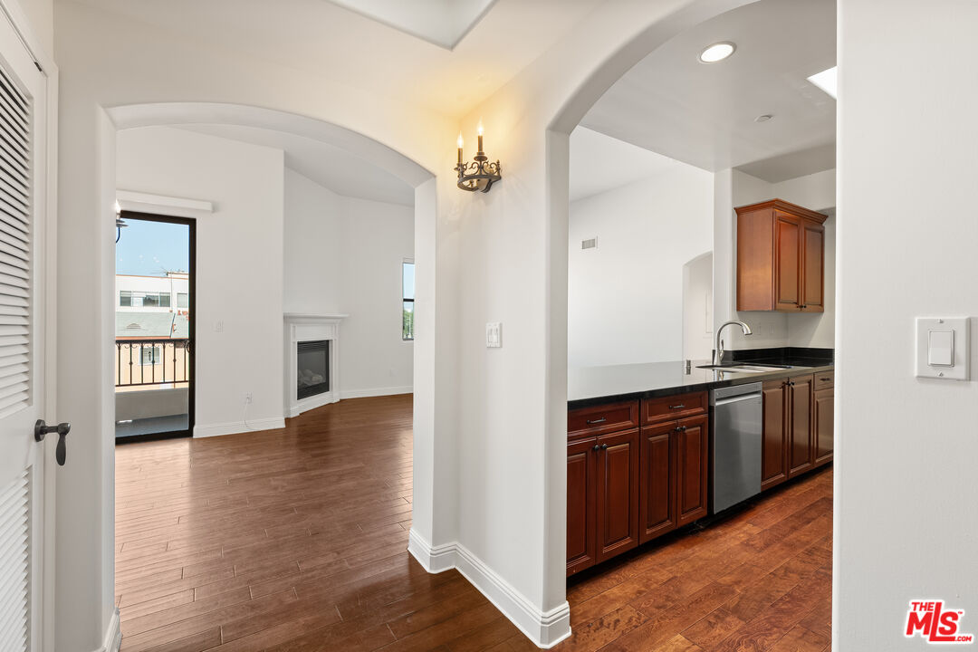 5037 Rosewood Ave Unit: 301