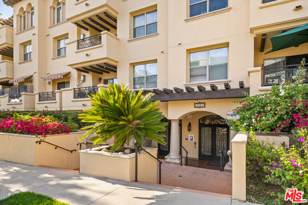 5037 Rosewood Ave Unit: 301