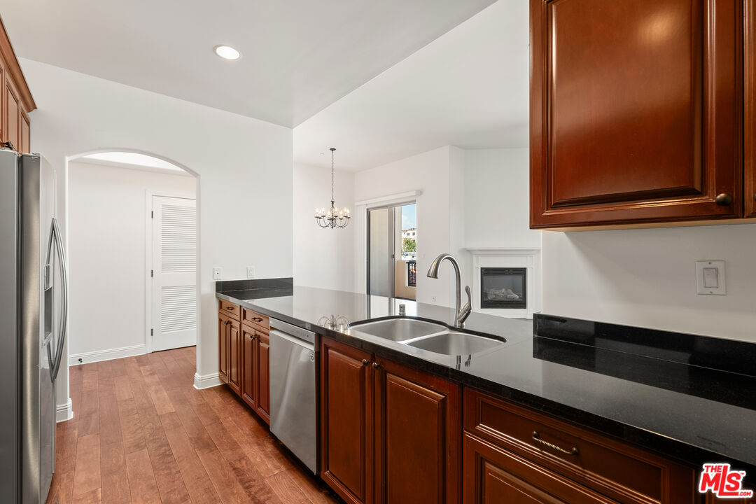 5037 Rosewood Ave Unit: 301