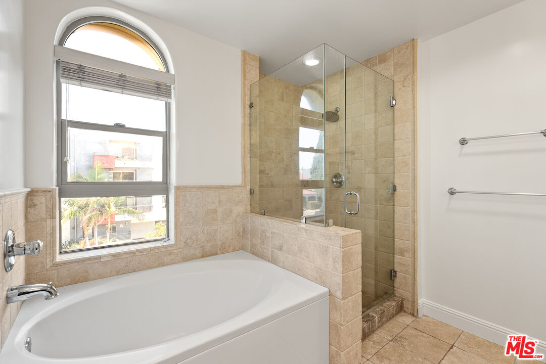 5037 Rosewood Ave Unit: 301
