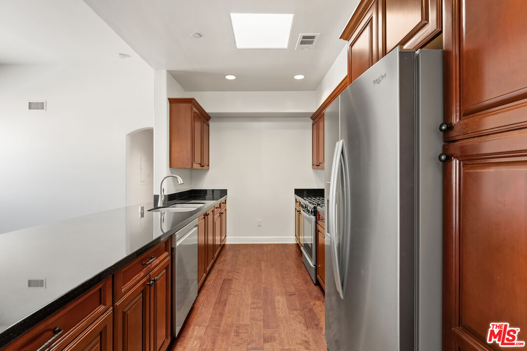 5037 Rosewood Ave Unit: 301