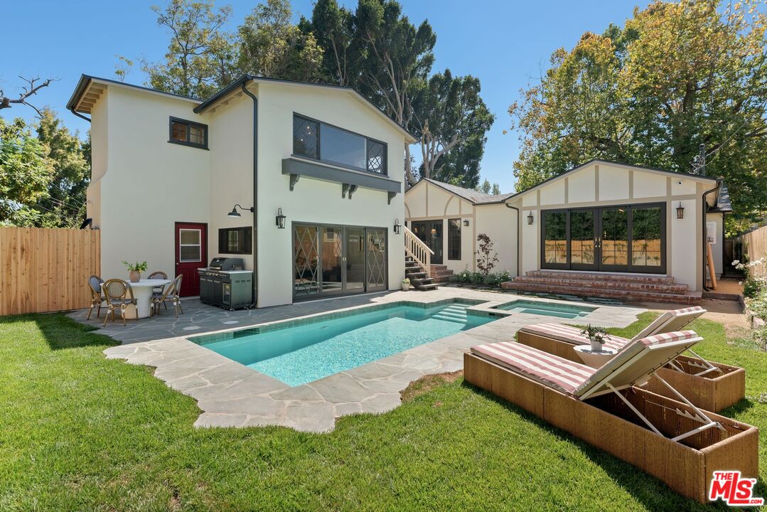 224 N Bowling Green Way