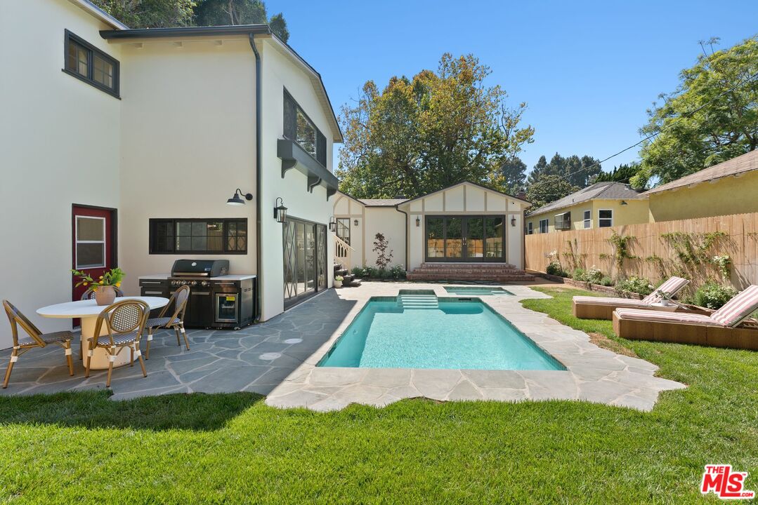 224 N Bowling Green Way