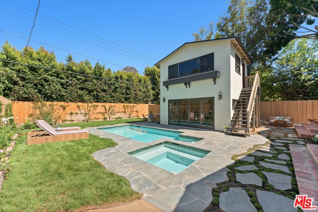 224 N Bowling Green Way