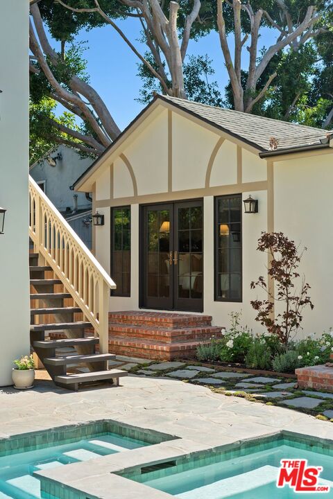 224 N Bowling Green Way