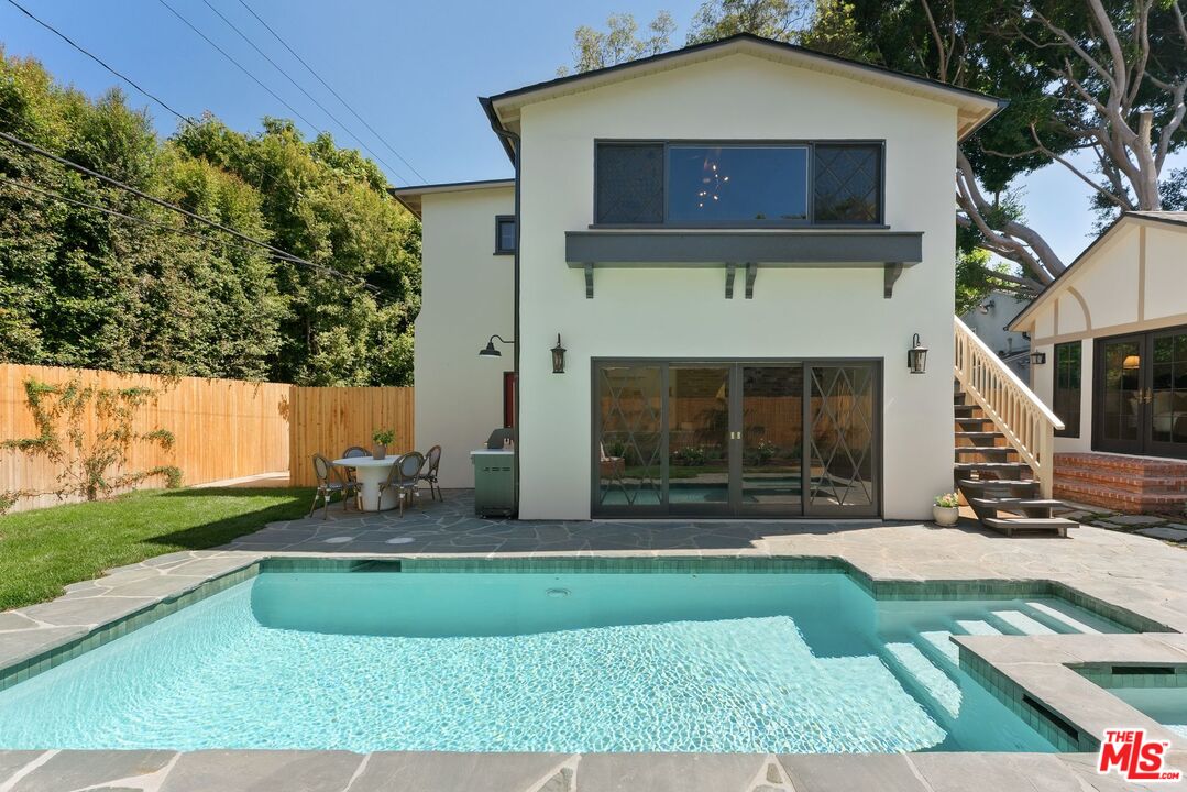 224 N Bowling Green Way