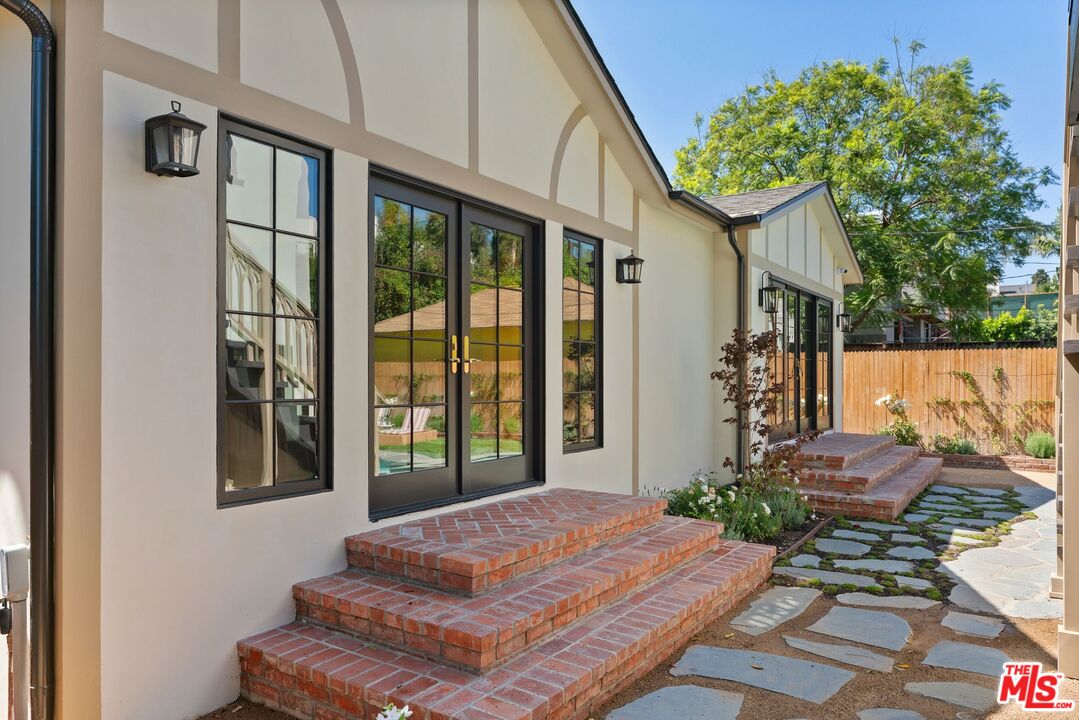 224 N Bowling Green Way