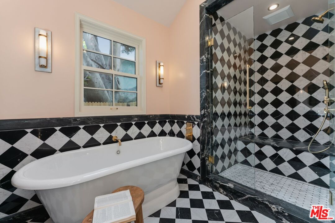224 N Bowling Green Way