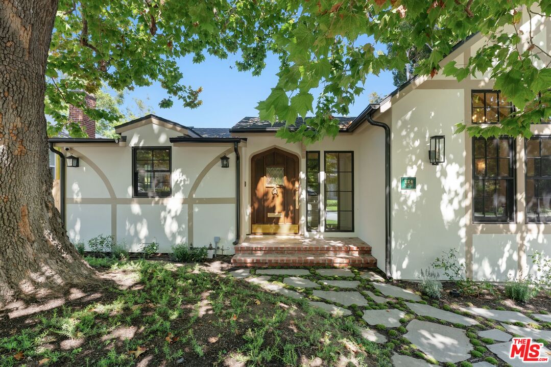 224 N Bowling Green Way
