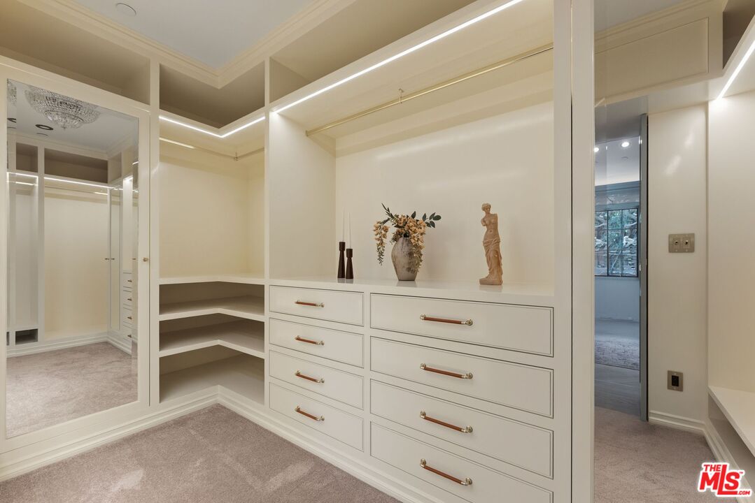 224 N Bowling Green Way