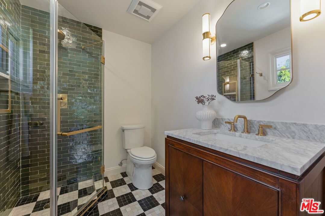 224 N Bowling Green Way