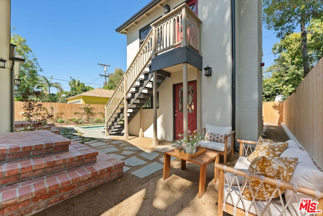 224 N Bowling Green Way
