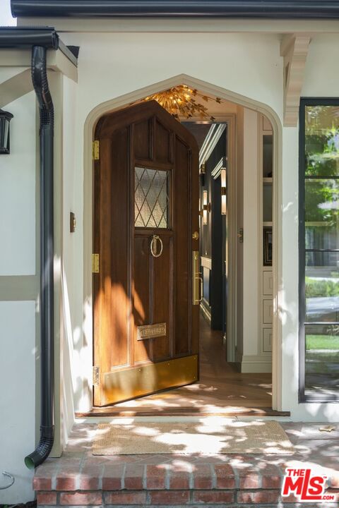224 N Bowling Green Way