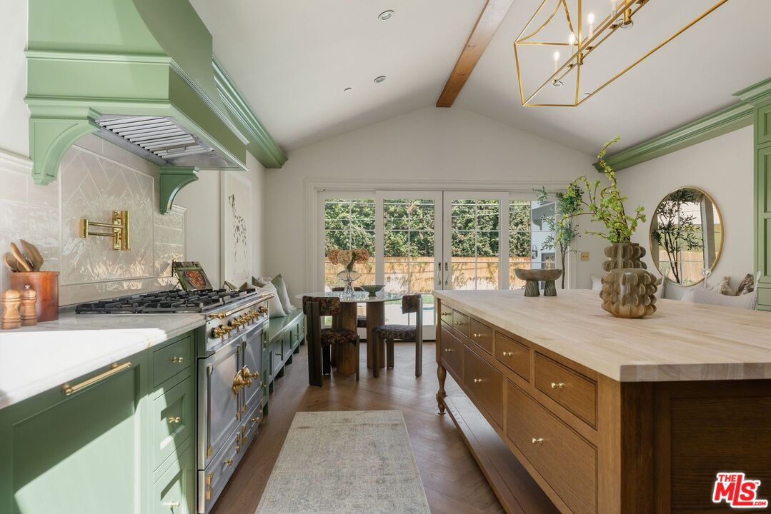 224 N Bowling Green Way