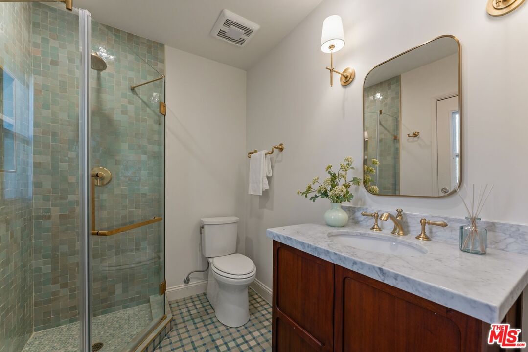 224 N Bowling Green Way