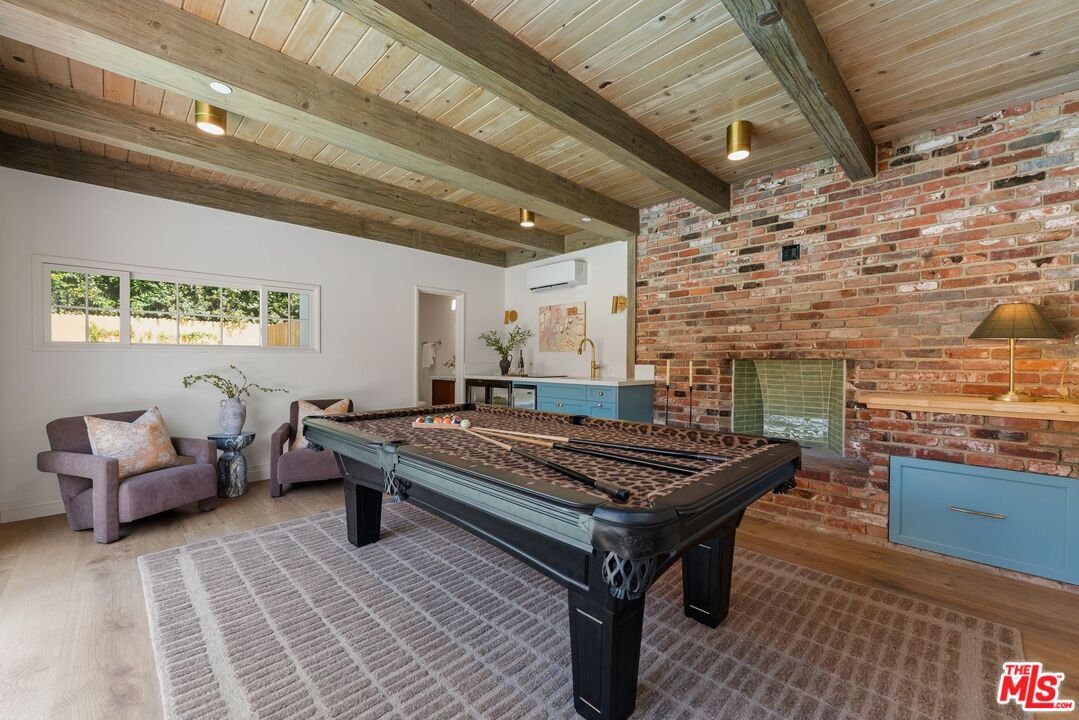 224 N Bowling Green Way