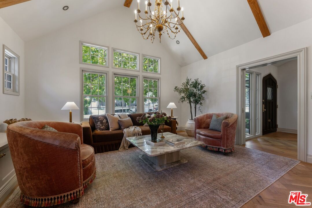 224 N Bowling Green Way