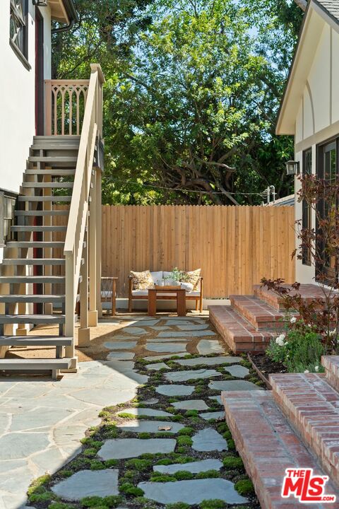 224 N Bowling Green Way