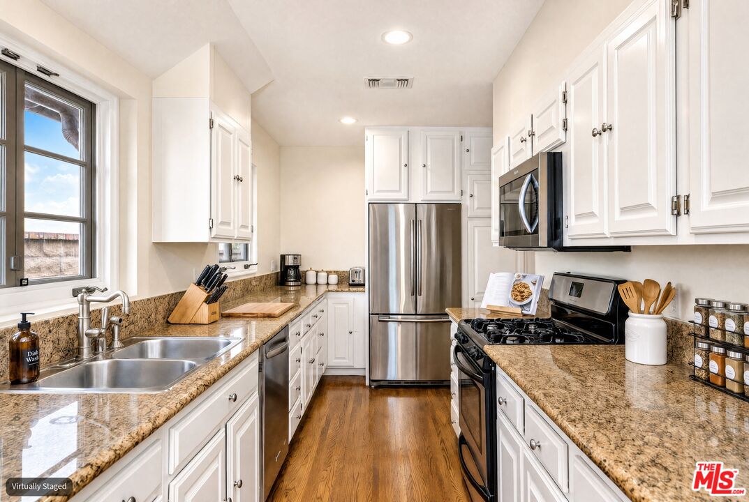 2932 S Beverly Dr