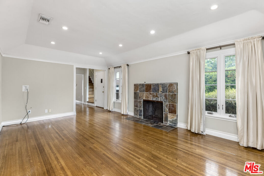 2932 S Beverly Dr