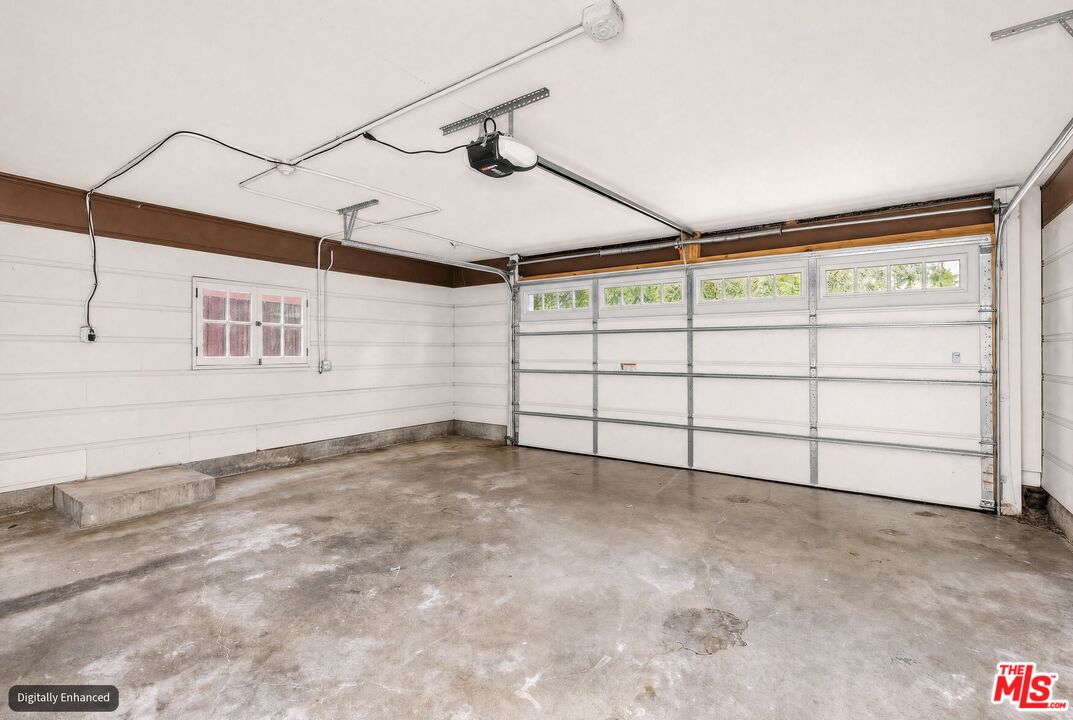 2932 S Beverly Dr
