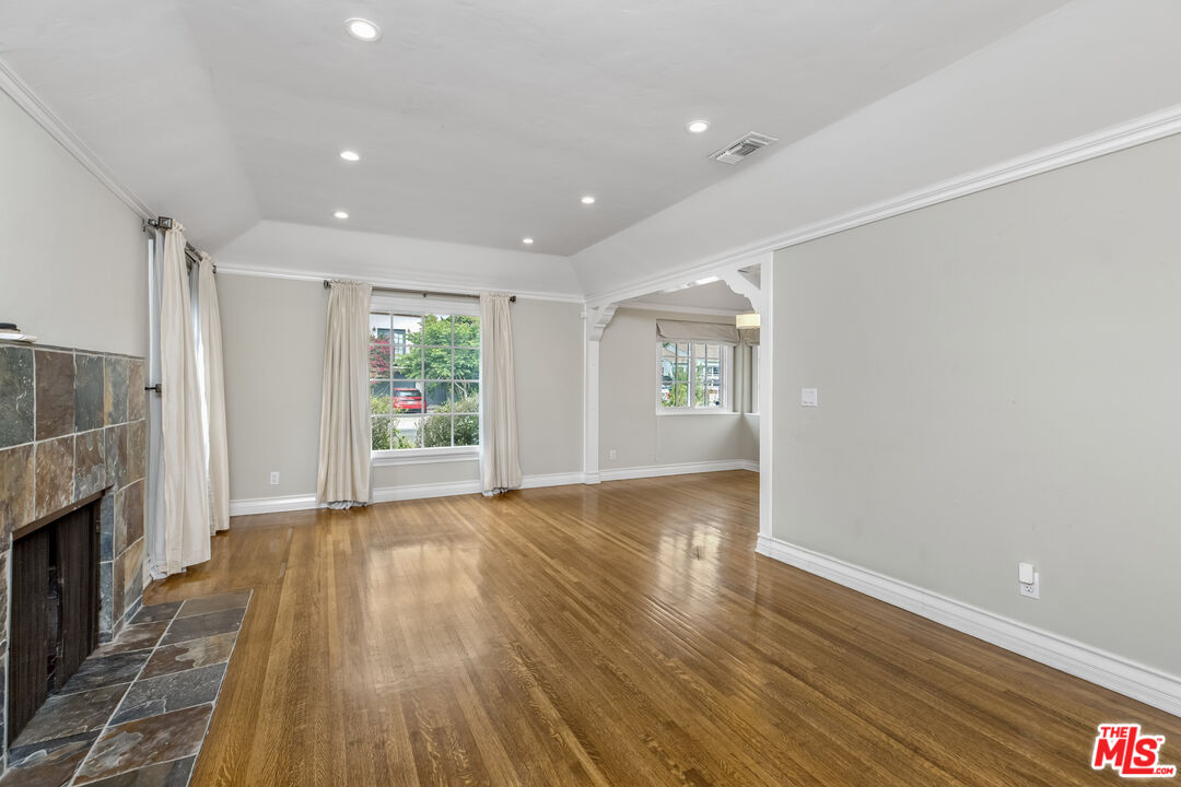 2932 S Beverly Dr