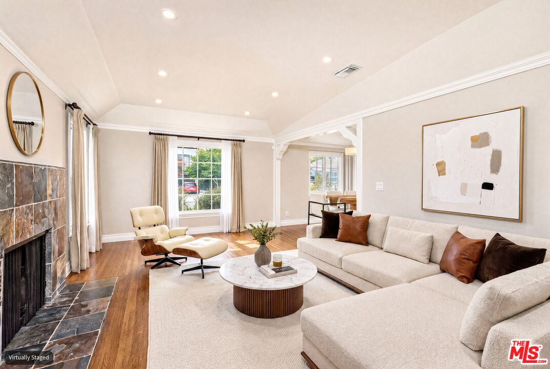 2932 S Beverly Dr