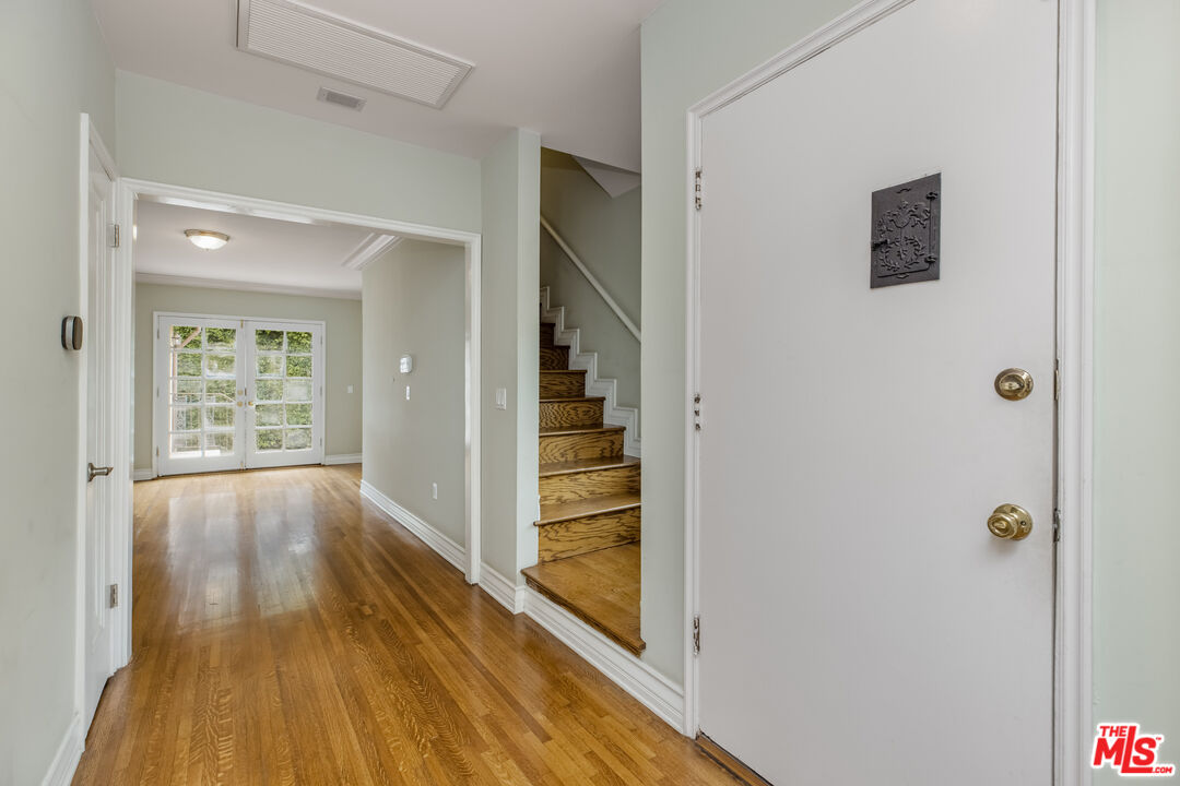 2932 S Beverly Dr