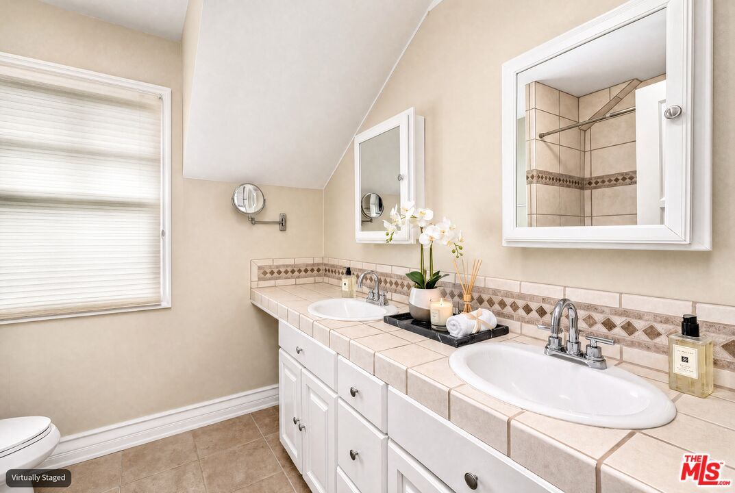 2932 S Beverly Dr
