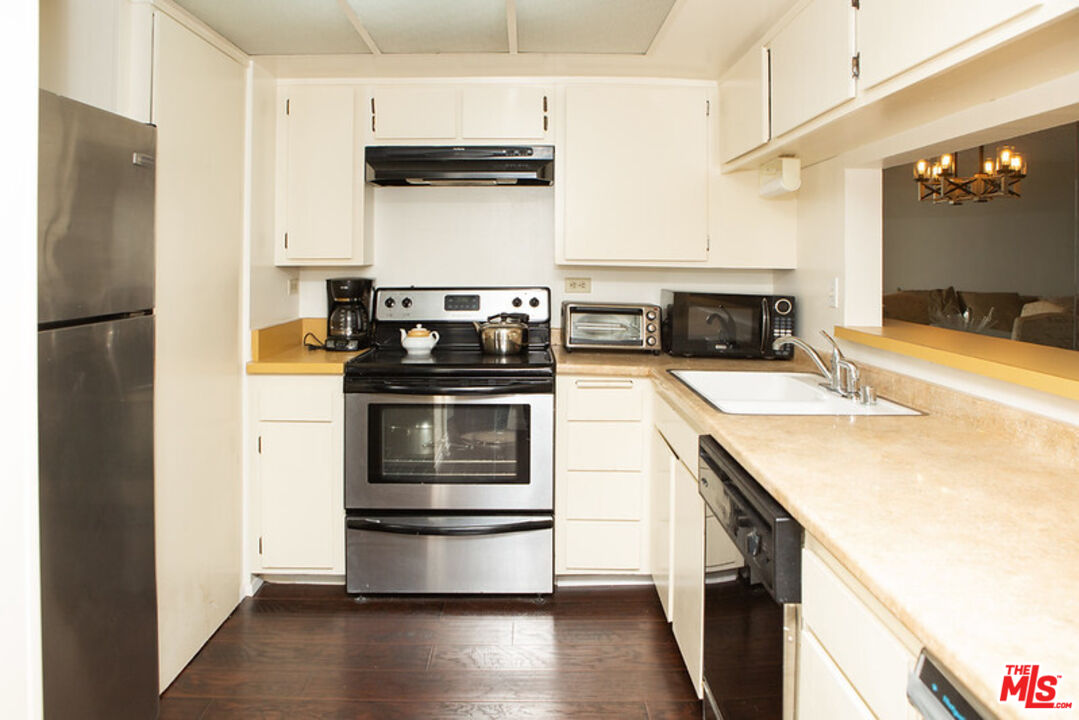 10966 Rochester Ave Unit: 3E