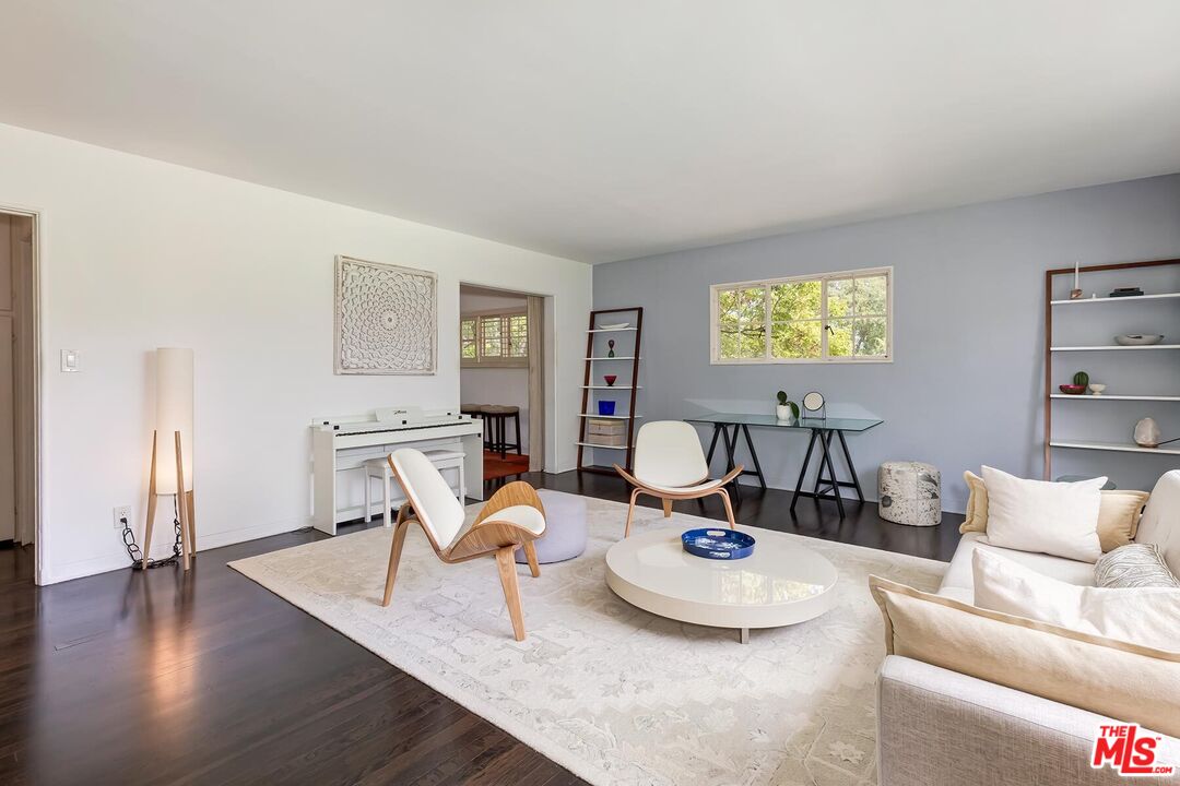 5587 Village Grn